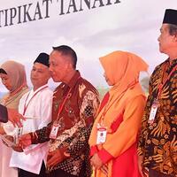 roy-suryo-sindir-foto-jokowi-yang-diselipkan-di-dalam-sertifikat-gratis-untuk-rakyat