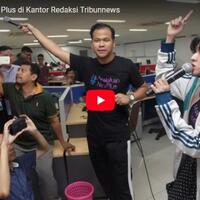 aksi-manggung-nev-plus-di-kantor-redaksi-tribunnews
