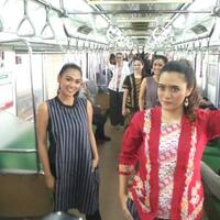 aksi-model-berkebaya-bikin-penumpang-krl-terperangah
