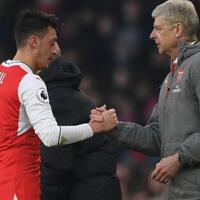 sebelum-berpisah-mesut-ozil-ungkapkan-pesan-haru-untuk-arsene-wenger