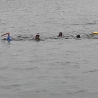 resmikan-pulau-bidadari-sandi-berenang-sampai-tepi-pantai