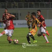 winger-mitra-kukar-terancam-sanksi-karena-lempar-bola-ke-arah-wasit-ini-videonya