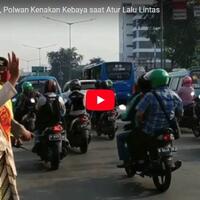 peringati-hari-kartini-polwan-kenakan-kebaya-saat-atur-lalu-lintas