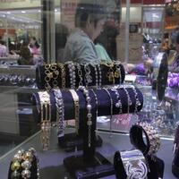 pengemar-perhiasan-padati-ajang-international-jewellery-fair-2018