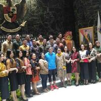 saat-wagub-sandiaga-salah-kostum-di-tengah-rombongan-abnon-berbatik
