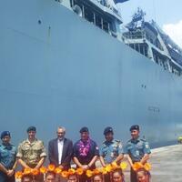 kapal-perang-inggris-hms-albion-berlabuh-di-tanjung-priok
