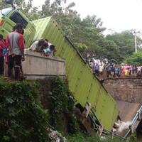 sebelum-dilintasi-trukwarga-melihat-pilar-pondasi-sudah-patah