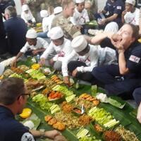 mengintip-lahapnya-tentara-inggris-makan-nasi-liwet-bersama-anak-panti-asuhan