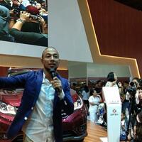 manggung-di-booth-dfsk-marcel-salut-ibu-ibu-bisa-asyik-nyanyi-sambil-rekam-video