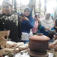 minggon-jatinan-jadi-pusat-jajan-tradisional-batang-di-hutan-kota-rajawali