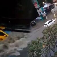 ketika-taksi-terjebak-derasnya-banjir-di-pasteur-bandung