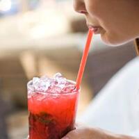 lima-bahaya-penggunkan-sedotan-rusak-gigi-hingga-bikin-perut-kembung