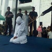 8-pelanggar-syariat-dicambuk-di-halaman-masjid-jamik-lueng-bata-banda-aceh