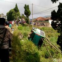 jeritan-dan-takbir-penumpang-bus-rombongan-muslimat-masuk-jurang
