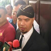 ahmad-dhani-copot-kaus-2019gantipresiden-di-sidang