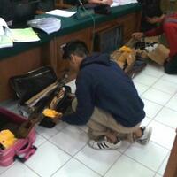 pengunjung-sidang-first-travel-tertawa-saksikan-barang-bukti-yang-dibawa-jaksa