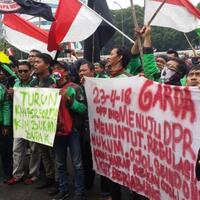 ribuan-pengemudi-ojek-online-geruduk-gedung-dpr-ri