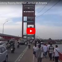 puluhan-komunitas-gotong-royong-bersihkan-jembatan-ampera