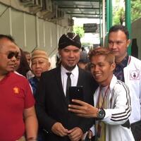 ajukan-eksepsi-ahmad-dhani-kenakan-jas-dan-blangkon