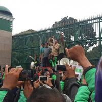 ketua-komisi-v-dpr-janjikan-hal-ini-di-hadapan-ribuan-pengemudi-ojek-online