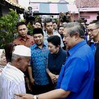 warga-kampung-bekelir-antre-ingin-salaman-dengan-sby