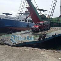 kmp-trisna-dwitya-dan-pancar-indah-kandas-di-selat-bali