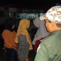 dirazia-satpol-pp-para-pelanggan-di-warung-remang-remang-kocar-kacir