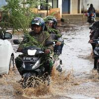 hingga-rabu-sejumlah-wilayah-diprediksi-dilanda-hujan-lebat-dan-gelombang-tinggi