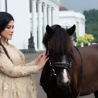 hamil-besar-putri-jokowi-kahiyang-ayu-foto-bareng-kuda-di-istana-bogor
