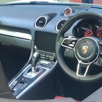 porsce-718-boxster-2018-seharga-rp-2-miliar-tebar-pesona-di-booth-glamour