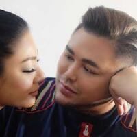 bareng-orangtuanya-ivan-gunawan-ajak-malisorn-ke-bali