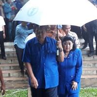 ketika-sby-memayungi-ibu-ani-dengan-mesra-saat-kunjungan-ke-ciputat