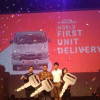 restoran-hoka-hoka-bento-dan-indah-logistics-pembeli-pertama-isuzu-traga-di-dunia