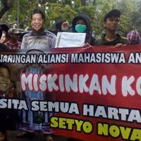 gelar-aksi-di-depan-gedung-pengadilan-massa-meminta-novanto-dihukum-setimpal