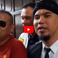 pakai-blangkon-dan-jas-ahmad-dhani-pengin-terlihat-keren