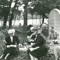 hobi-aneh-orang-orang-barat-zaman-dahulu-piknik-dan-makan-bersama-di-pemakaman