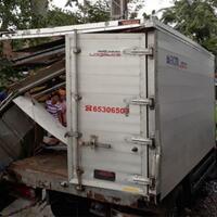 bagian-kiri-mobil-box-ringsek-dihajar-kereta-barang-yang-melintas-di-gang-sentiong