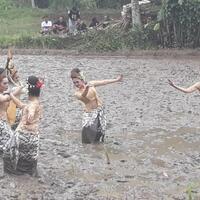 wanita-wanita-cantik-ini-masuk-ke-lumpur-lantas-menari-warga-bandung-terkesima