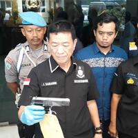 anggota-polres-bekasi-hadiahi--timah-panas--kepada-dua-pelaku-pencurian-senjata-api