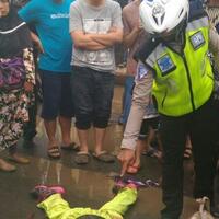 hindari-genangan-air-di-jalan-pemotor-wanita-tewas-dilindas-truk