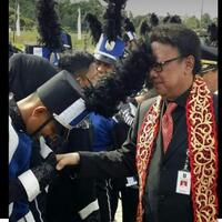 foto--tercolok-bulu--jadi-viral-di-media-soasial-mendagri-tertawa-dan-tak-marah