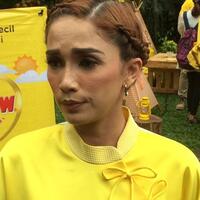 ussy-sulistyawati-phobianya-berenang-gara-gara-buaya-begini-kisahnya