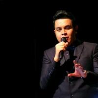 ribuan-buku-buyarkan-konsentrasi-tulus-menyanyi