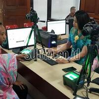 polwan-di-pasuruan-bergaya-ala-kartini-saat-layani-masyarakat-nyaris-tak-dikenali