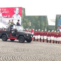 jokowi-pimpin-apel-bersama-wanita-tni-polwan-di-monas