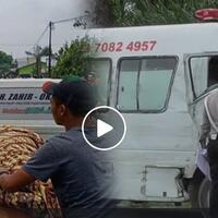 bawa-jenazah-ambulans-terguling-saat-melaju-kencang-pasutri-dan-3-balita-kritis