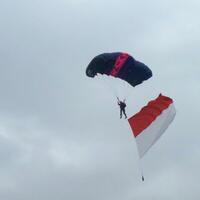 aksi-terjun-payung-prajurit-tni-polri-di-langit-monas