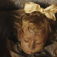 ngeri-mumi-anak-perempuan-di-italia-dikabarkan-bisa-berkedip