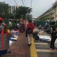 pkl-kuasai-trotoar-tanah-abang-makin-semrawut