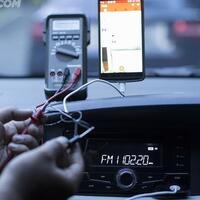 ngecas-ponsel-di-mobil-pakai-lighter-charger-vs-slot-usb-lebih-aman-mana